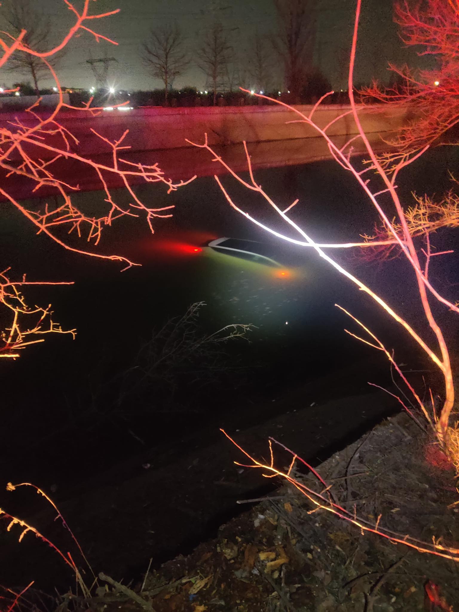 Mașină în apă pe Splaiul Unirii, șoferul a scăpat nevătămat