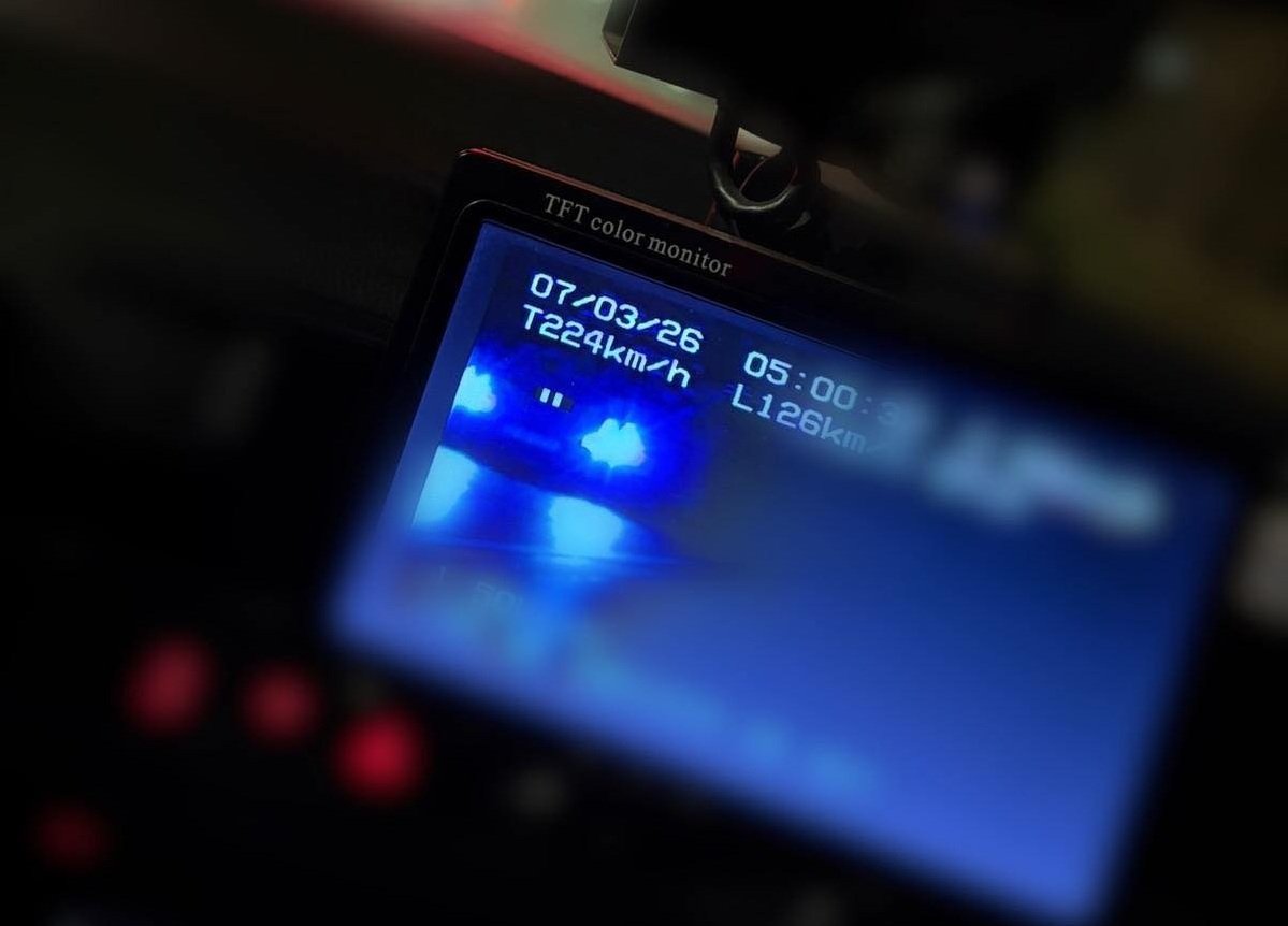 Un incident rutier grav s-a produs în apropierea litoralului în timpul nopții trecute, când un automobil a fost surprins de aparatul radar circulând cu o viteză uluitoare, de 224 km/h, în ciuda limitei legale de 70 km/h