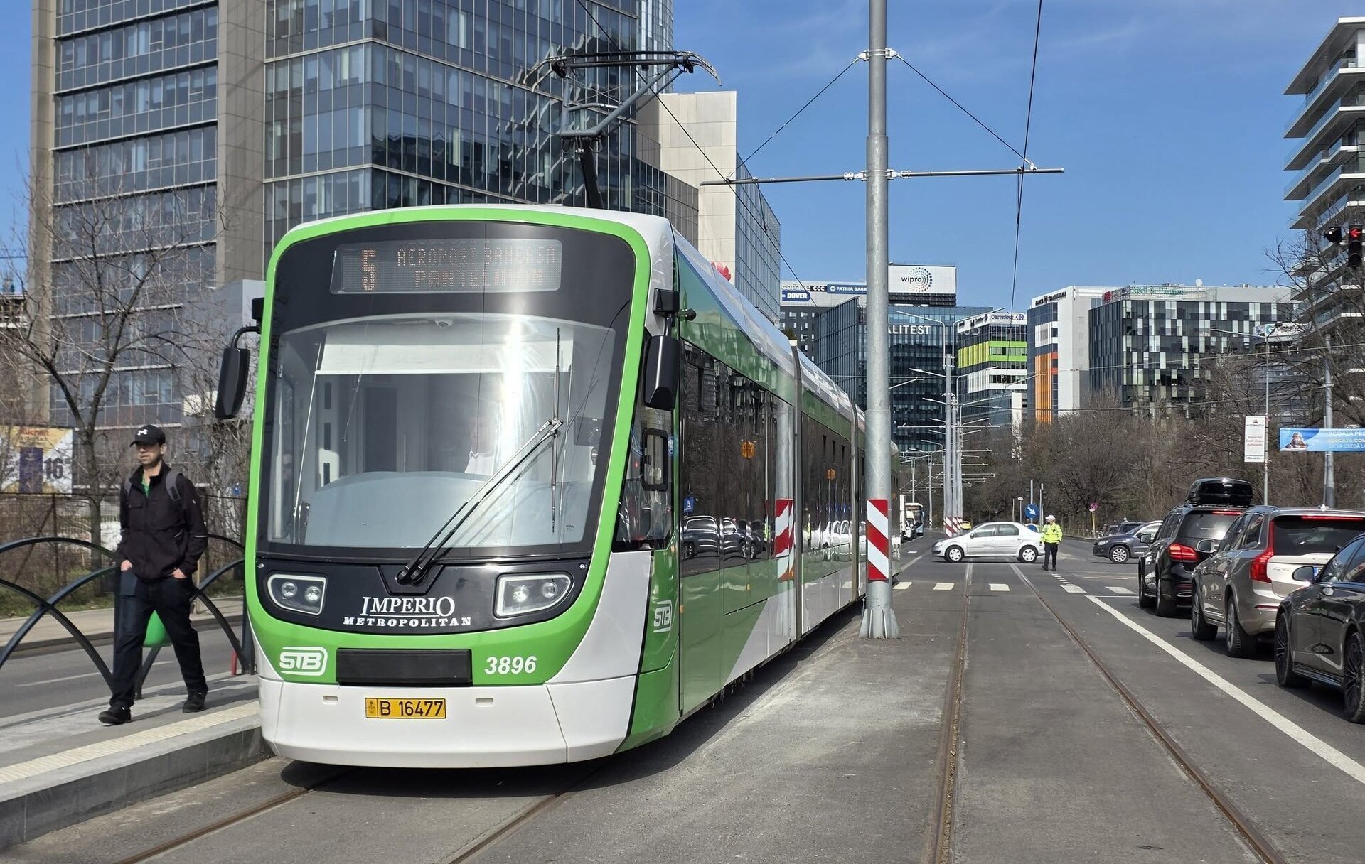 Primăria Capitalei a explicat modificările aduse liniei 5 de tramvai, în urma reluării circulației după o pauză de opt ani Redeschiderea liniei 5 de tramvai în Capitală, după mai bine de opt ani în care a fost suspendată, a fost marcată sâmbătă de o declarație oficială din partea Primăriei Municipiului București