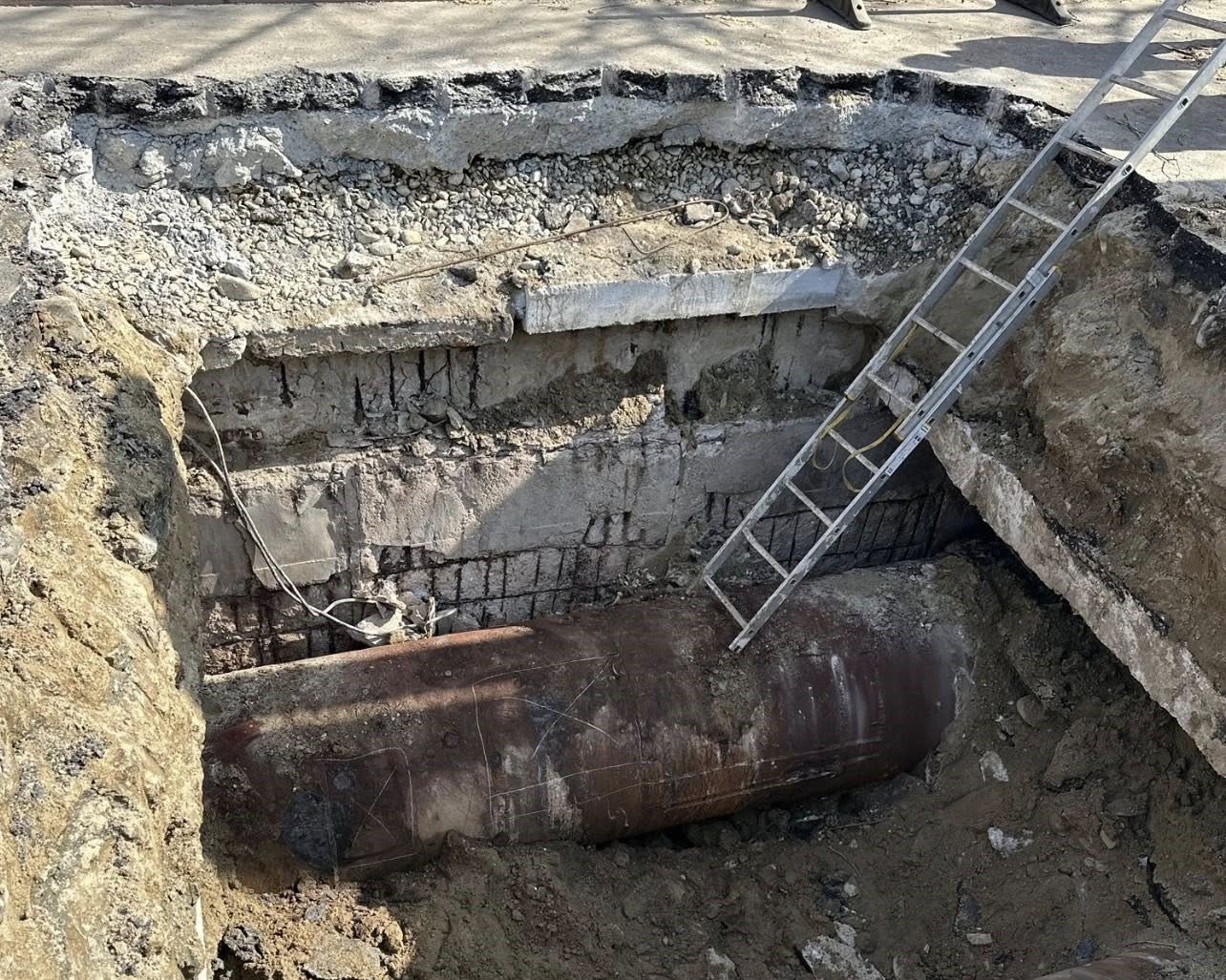 Surparea carosabilului pe Șoseaua Mihai Bravu, în dreptul numărului 307, a provocat agitație în traficul bucureștean, fiind un incident care a ridicat din nou semne de întrebare cu privire la starea infrastructurii rutiere și a rețelelor de utilități din Capitală