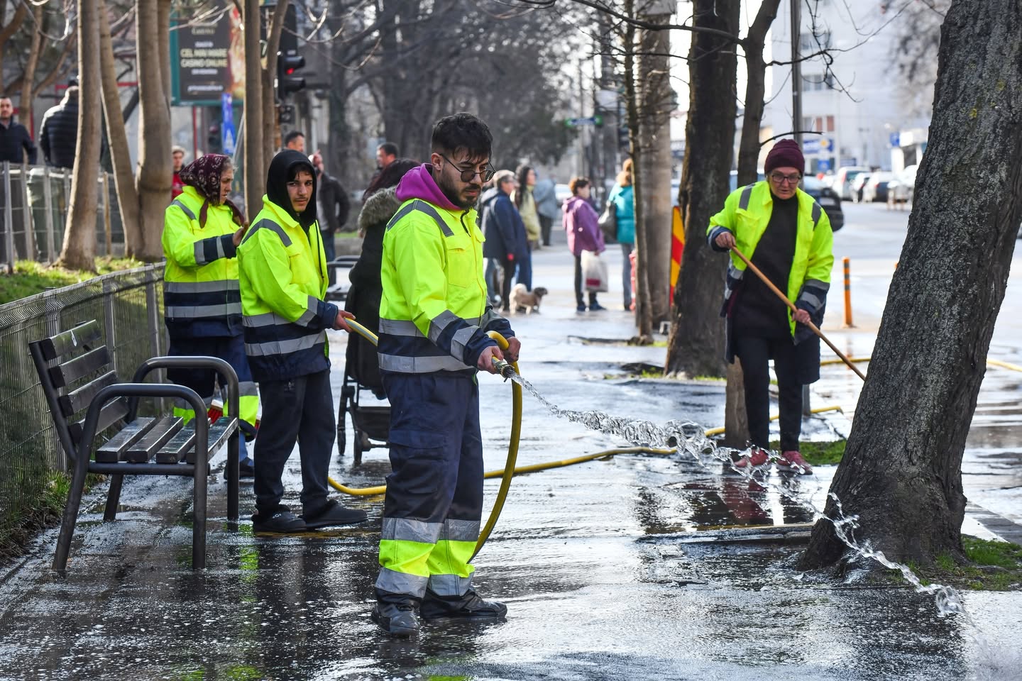 Startul campaniei de primăvară în Sectorul 6 al Capitalei aduce o schimbare vizibilă pe străzile zonei, marcând a șasea fază a unui program amplu menite să reînnoiască și să curețe zona de mizerie și deșeuri