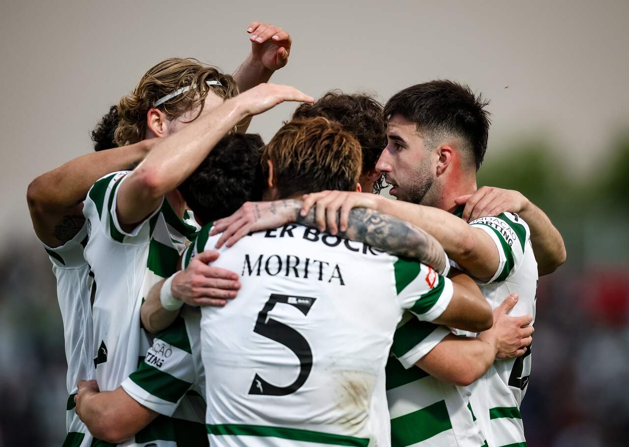 Sporting obține o victorie clară în deplasare, relansându-și șansele la titlul în Portugalia Într-un meci decisiv pentru cursa spre titlul din Primera Liga, Sporting Lisbon a obținut o victorie categorică pe terenul lui Alverca, scor 4-1, într-un meci disputat duminică, 22 martie