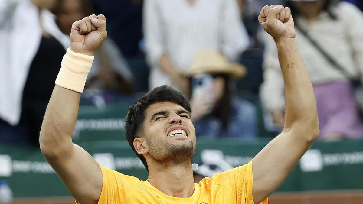 Carlos Alcaraz resucită pe teren, în timp ce Novak Djokovic continuă să stabilească recorduri în circuitul mondial de tenis Timp de câteva săptămâni, scena tenisului mondial a fost martoră la un adevărat teatrul al determinării și performanței