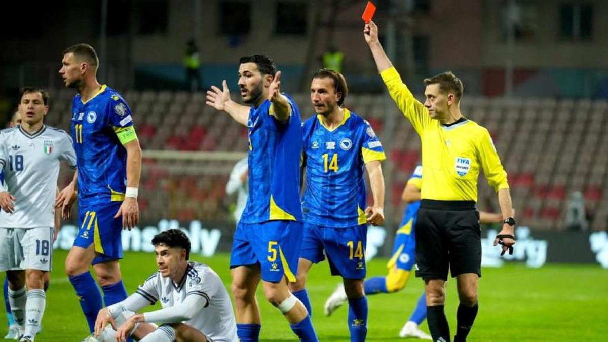 Italia rămâne în zece după eliminarea lui Bastoni, iar meciul cu Bosnia pare compromis Italia s-a văzut nevoită să joace aproape o repriză întreagă cu un om în minus după eliminarea controversată a lui Alessandro Bastoni, în minutul 42, în timpul meciului din preliminariile pentru Campionatul Mondial împotriva Bosniei