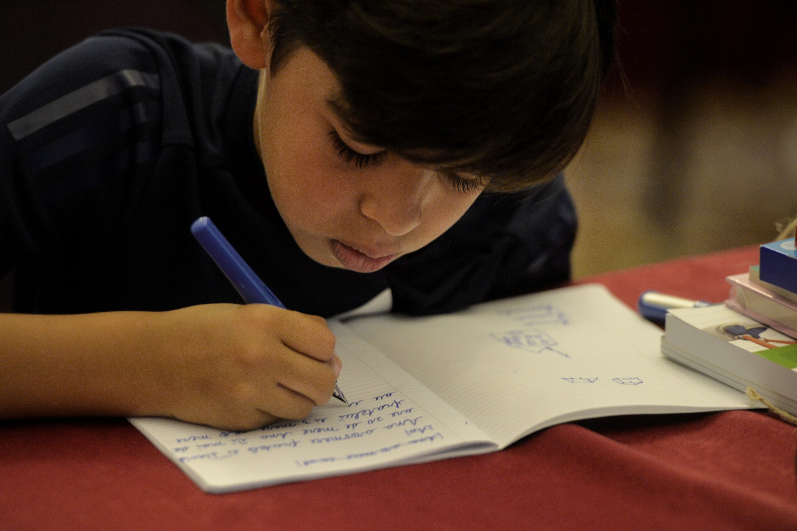 Importanța păstrării scrisului de mână în școli pentru dezvoltarea elevilor