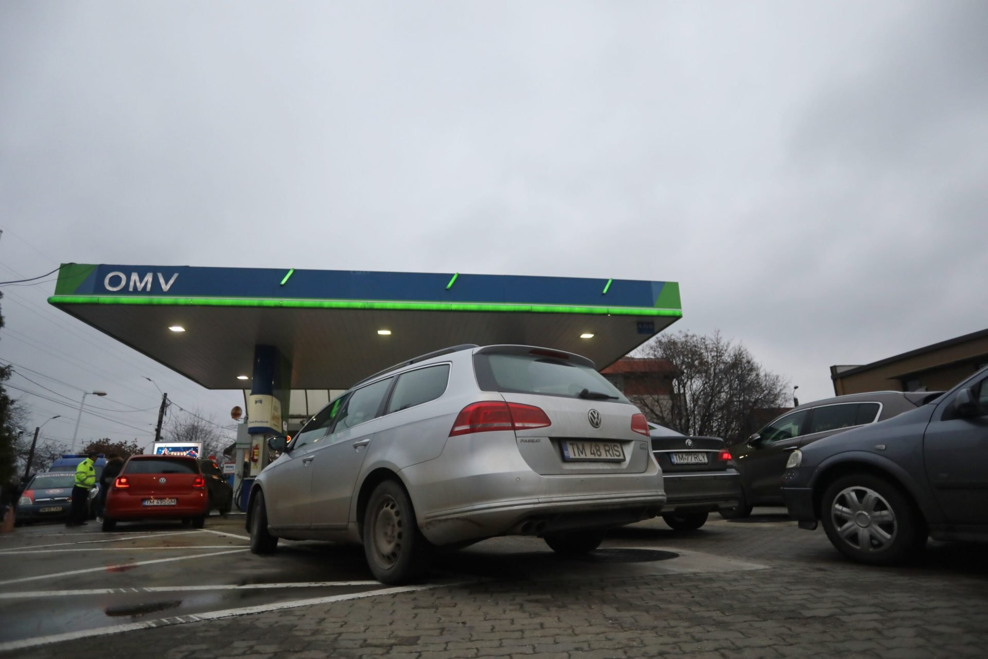 Guvernul anunță măsuri pentru stabilizarea prețurilor la carburanți, dar efectele vor fi limitate pe termen scurt Autoritățile române au decis, recent, implementarea unor măsuri menite să tempereze scumpirea carburanților, în condițiile în care prețurile la pompă continuă să fie influențate de evoluția pieței internaționale