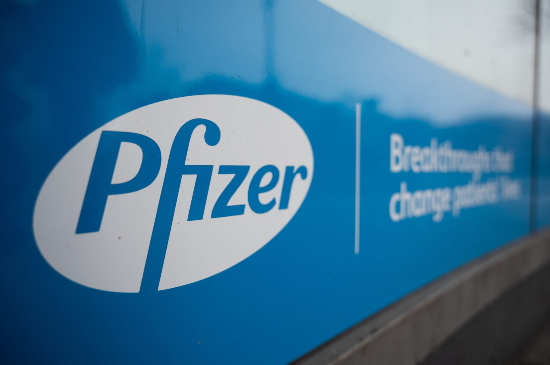 România, Polonia și Ungaria în fața unui conflict juridic cu Pfizer și BioNTech în privința contractelor de vaccinare COVID România, Polonia și Ungaria au intrat într-o fază decisivă a unui conflict juridic cu gigantul farmaceutic Pfizer și BioNTech, legat de contractele semnate în timpul pandemiei