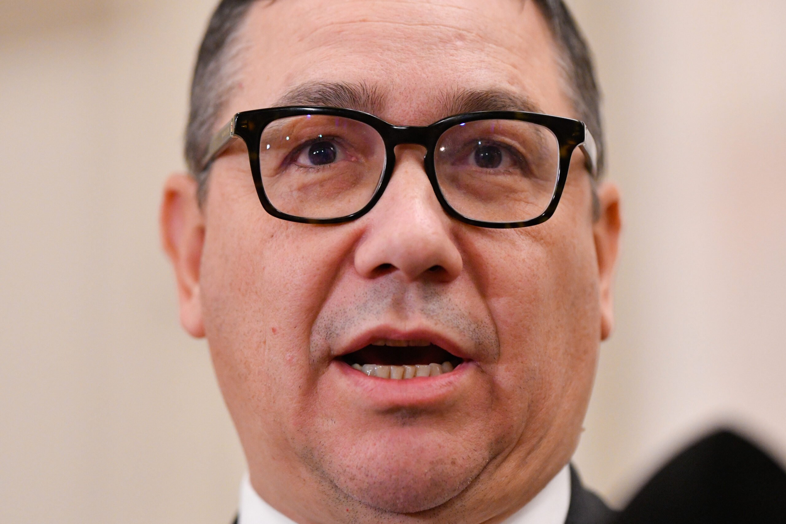 Crisis diplomatică în plină criză de garantare a siguranței românilor din Dubai: Oana Țoiu, sub asediu și acuzații dure Tensiunea a escaladat în cazul minorului român blocat temporar în Dubai, după ce Ministrul de Externe, Oana Țoiu, a fost supusă criticilor acerbe și acuzațiilor de intervenție abuzivă, într-un context în care siguranța și drepturile cetățenilor români sunt puse la încercare