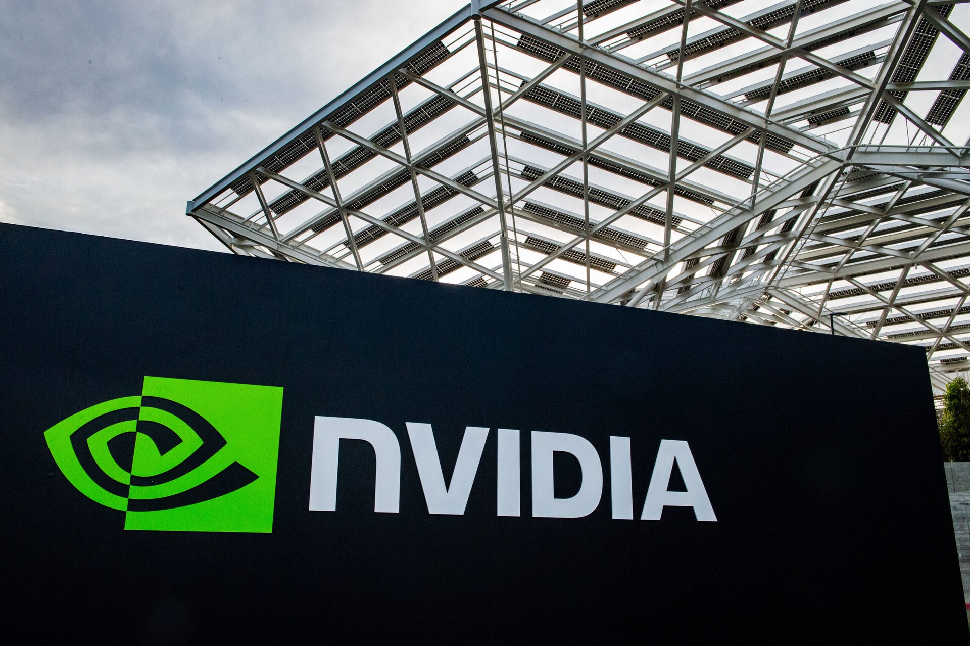 Nvidia își propune să revoluționeze infrastructura rețelelor de telecomunicații printr-o colaborare ambițioasă cu giganți precum Nokia, SoftBank Group și T-Mobile US