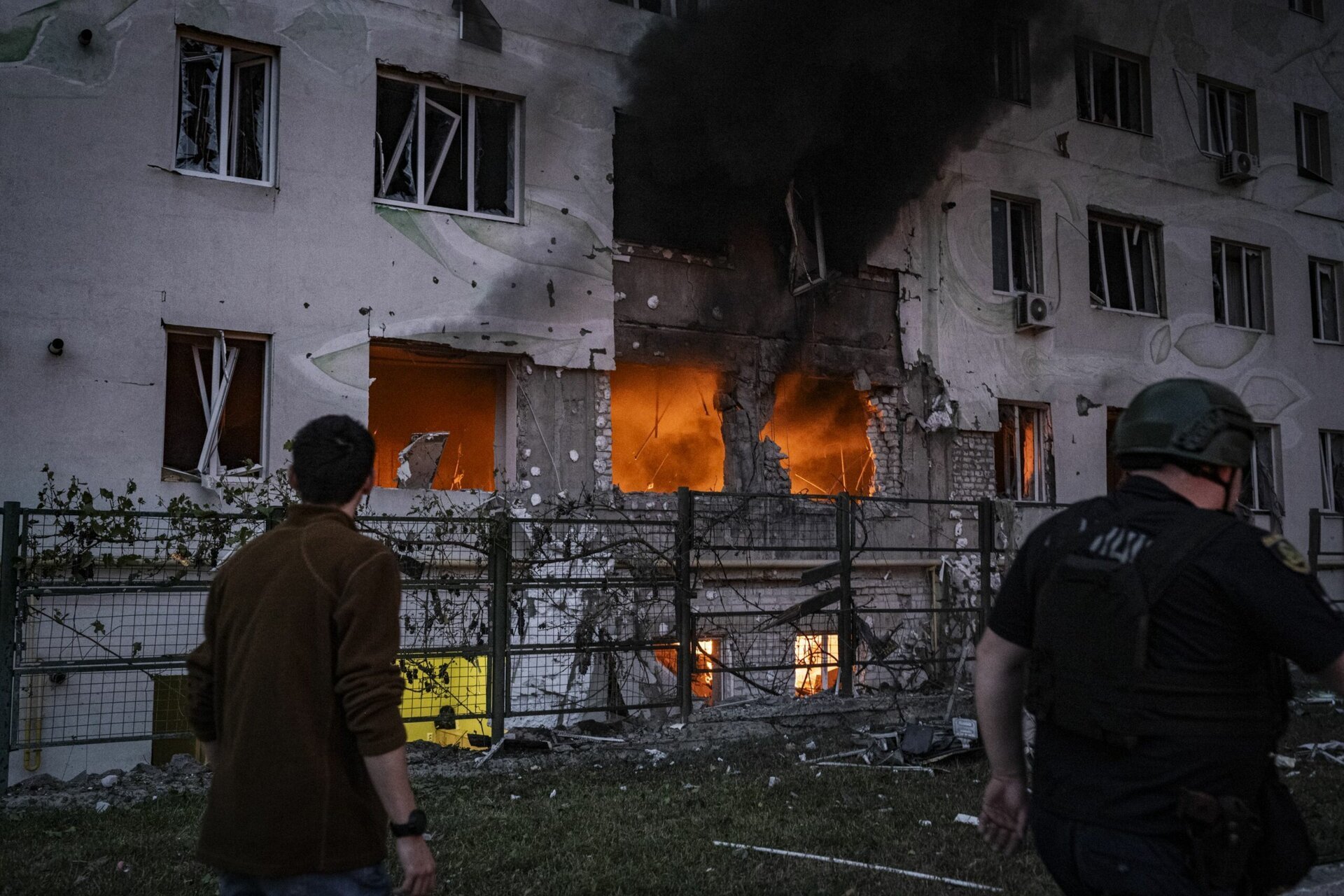 Harkov, oraș martir al conflictului din Ucraina, s-a pregătit să își plângă victimele unui atac devastator: o rachetă a lovit o clădire rezidențială din districtul Kyivskyi, provocând pagube extrem de grave și răni grave unor locuitori