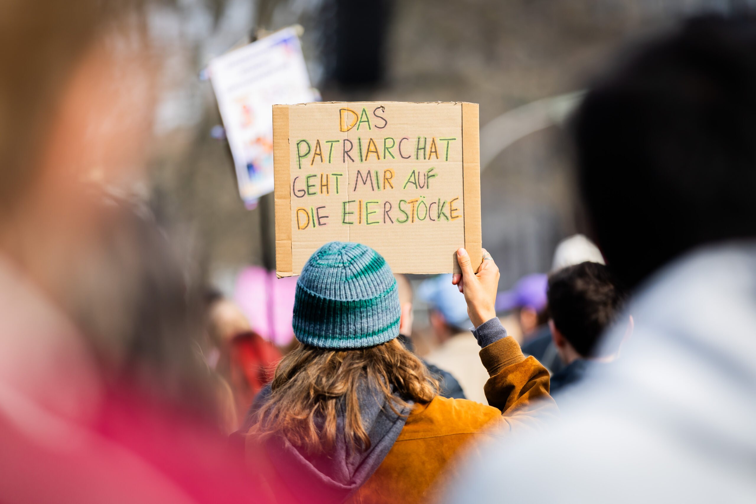 Mii de femei, diaspora și susținătorii drepturilor femeilor, au ieșit din nou în stradă duminică, pentru a marca Ziua Internațională a Femeii, într-un semnal clar de protest față de inegalitățile și violența de gen persistente la nivel global