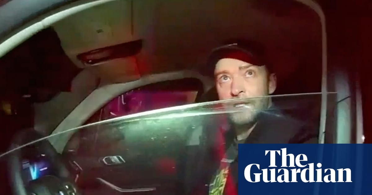 Justin Timberlake a fost filmat în momentul în care a fost oprit de polițiști în Hamptons, suspectat de conducere în stare de ebrietate, după ce a fost implicat într-un incident rutier
