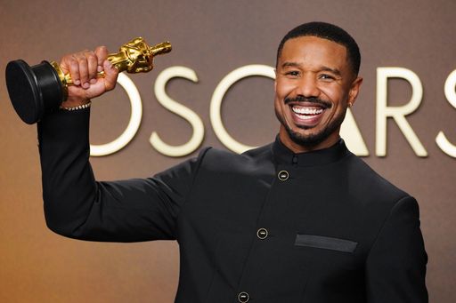 Michael B. Jordan a câștigat Premiul Oscar pentru Cel Mai Bun Actor, în urma interpretării sale impresionante din filmul „Sinners”, un lungmetraj despre dublurile periculoase și confruntarea cu răul absolut într-un univers inspirat de povești vampirești. Actorul american l-a devansat astfel pe favoritul criticilor, Timothée Chalamet, cunoscut pentru rolul său din „Marty Supreme”, precum și pe Leonardo DiCaprio, Wagner Moura și Ethan Hawke, care au fost, de asemenea, nominalizați în această categorie