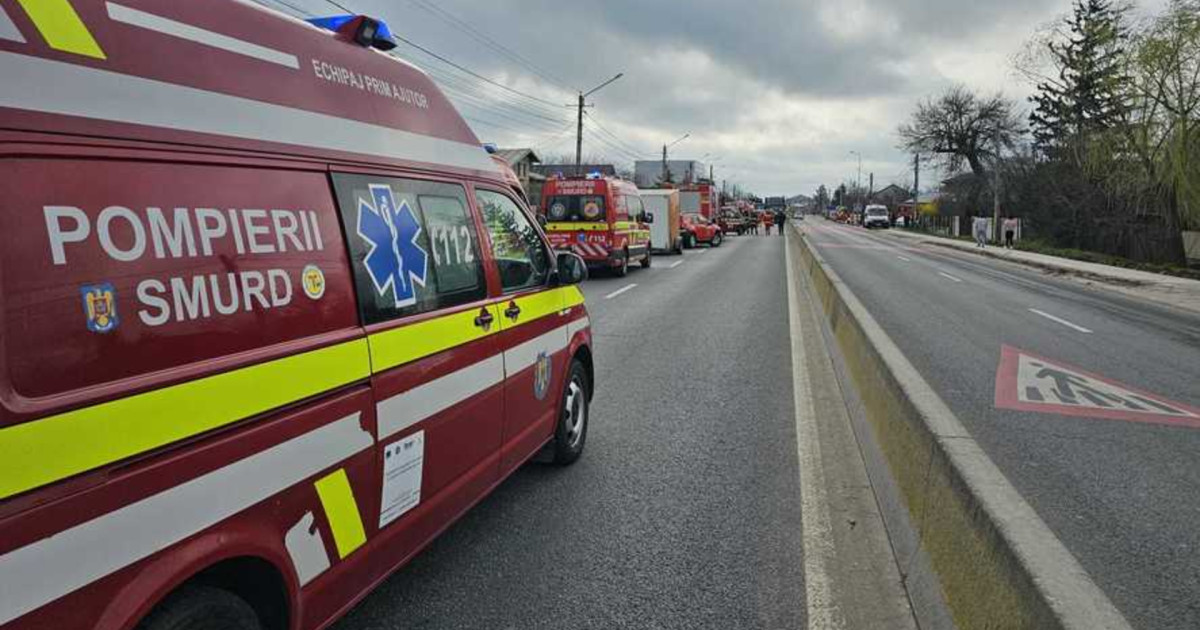 Accident grav între microbuz școlar și autocamion în Dâmbovița. Copii răniți, transportați la București