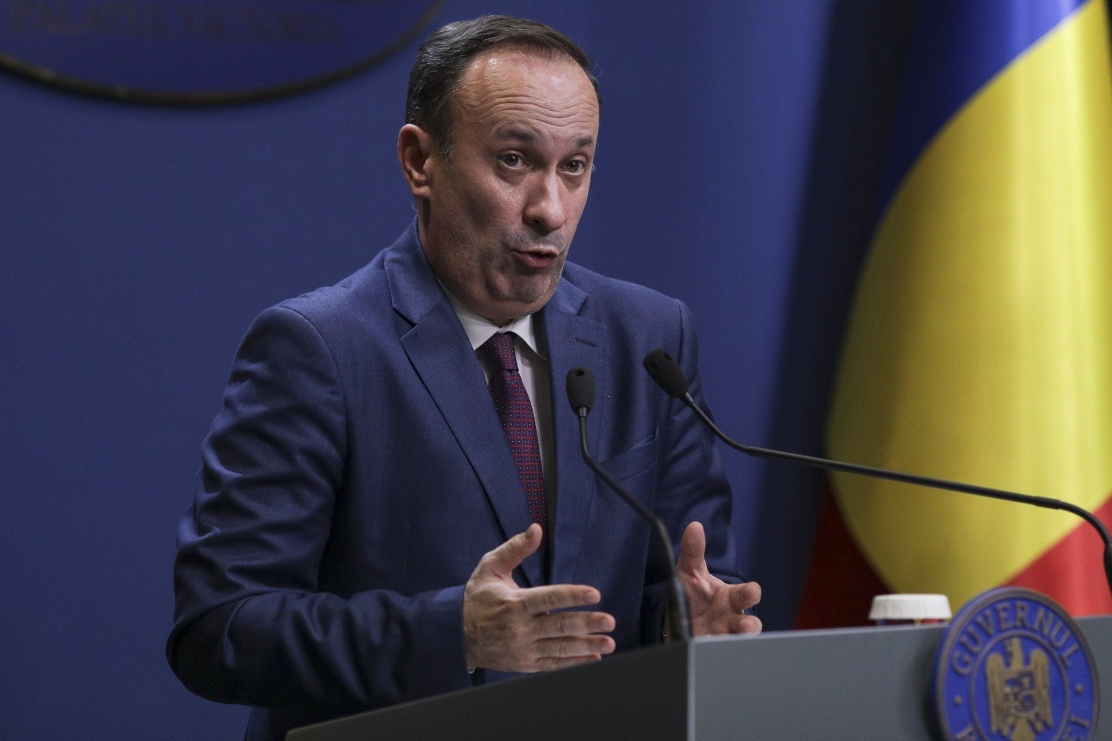 Adrian Cîciu, fost ministru al Finanțelor din PSD, sugerează implicarea partidului în modificarea bugetului, alimentând tensiunile în coaliție Fostul ministru de Finanțe sub guvernarea PSD, Adrian Cîciu, a reaprins discuțiile despre posibilele intervenții politice în proiectul de buget aprobat recent de Guvern, afirmând că partidul său trebuie să vină cu amendamente în Parlament