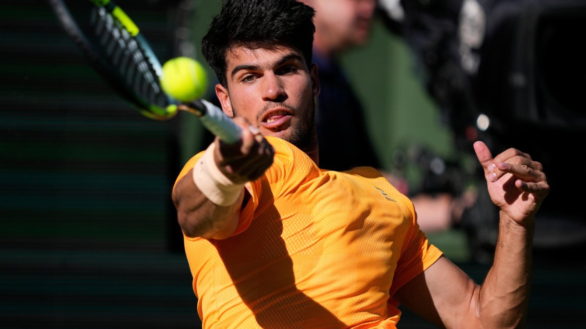 Carlos Alcaraz, considerat de mulți drept următorul mare talent al tenisului mondial, și-a văzut invincibilitatea în turneul de la Indian Wells sfârșită în cadrul semifinalelor, după o dispută intensă împotriva rusului Daniil Medvedev