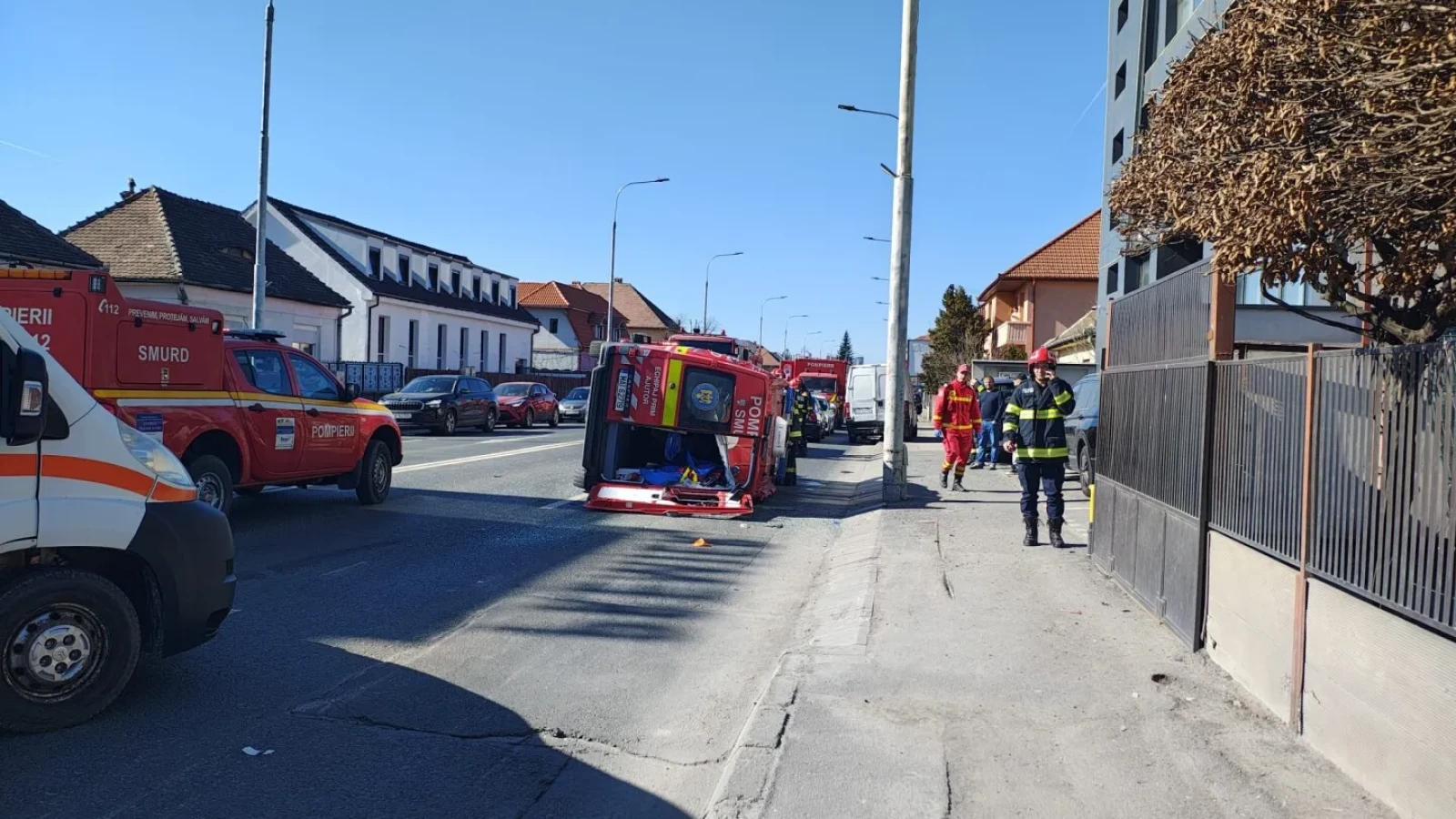 Ambulanță SMURD implicată într-un accident grav la Sibiu, activând Planul Roșu de Intervenție Un incident deosebit de grav a avut loc sâmbătă după-amiază în Sibiu, când o ambulanță SMURD a fost implicată într-un accident rutier pe bulevardul General Vasile Milea
