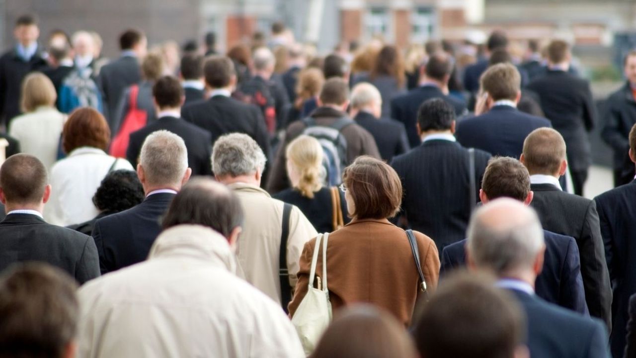 Guvernul anunță majorarea salariului minim, o măsură menită să protejeze muncitorii și să stimuleze economia locală De la 1 iulie 2026, salariul minim brut pe economie va fi majorat cu aproape 7%, atingând pragul de 2.699 de lei net pentru angajații care lucrează un program complet de aproximativ 167 de ore pe lună