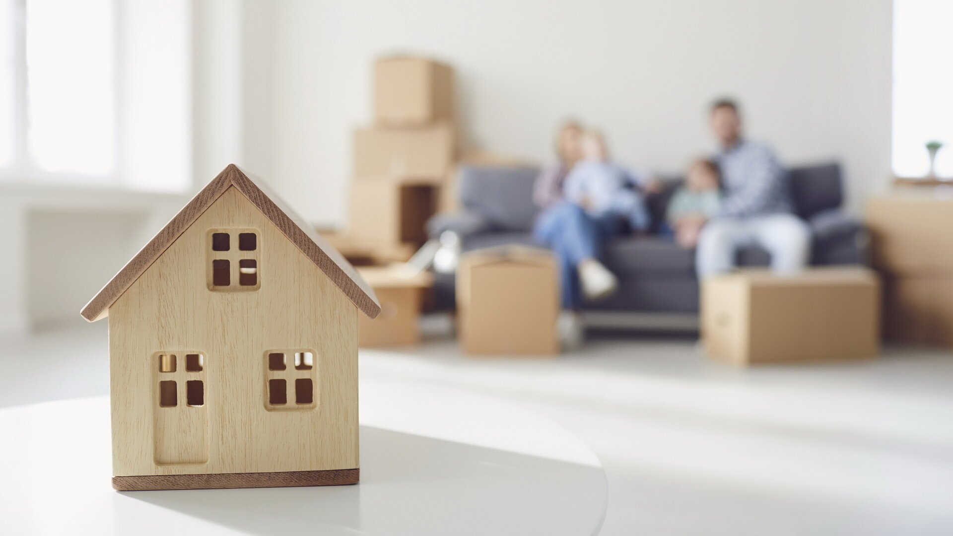 Chiriile nedeclarate pot aduce proprietarilor o serie de sancțiuni și probleme legale, avertizează avocata Elena Grecu În contextul creșterii prețurilor la imobiliare și al controalelor fiscale tot mai stricte, proprietarii care închiriază locuințele fără a declara veniturile obținute riscă amenzi semnificative, implicări penale și probleme cu autoritățile fiscale