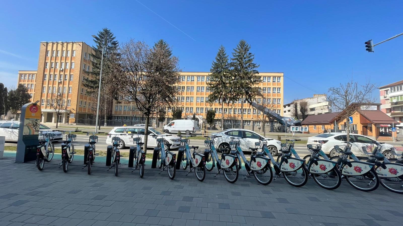 Alba Iulia face primii pași spre modernizare și sustenabilitate prin lansarea unui nou sistem de biciclete inteligente, disponibil pentru locuitori începând cu data de 15 martie