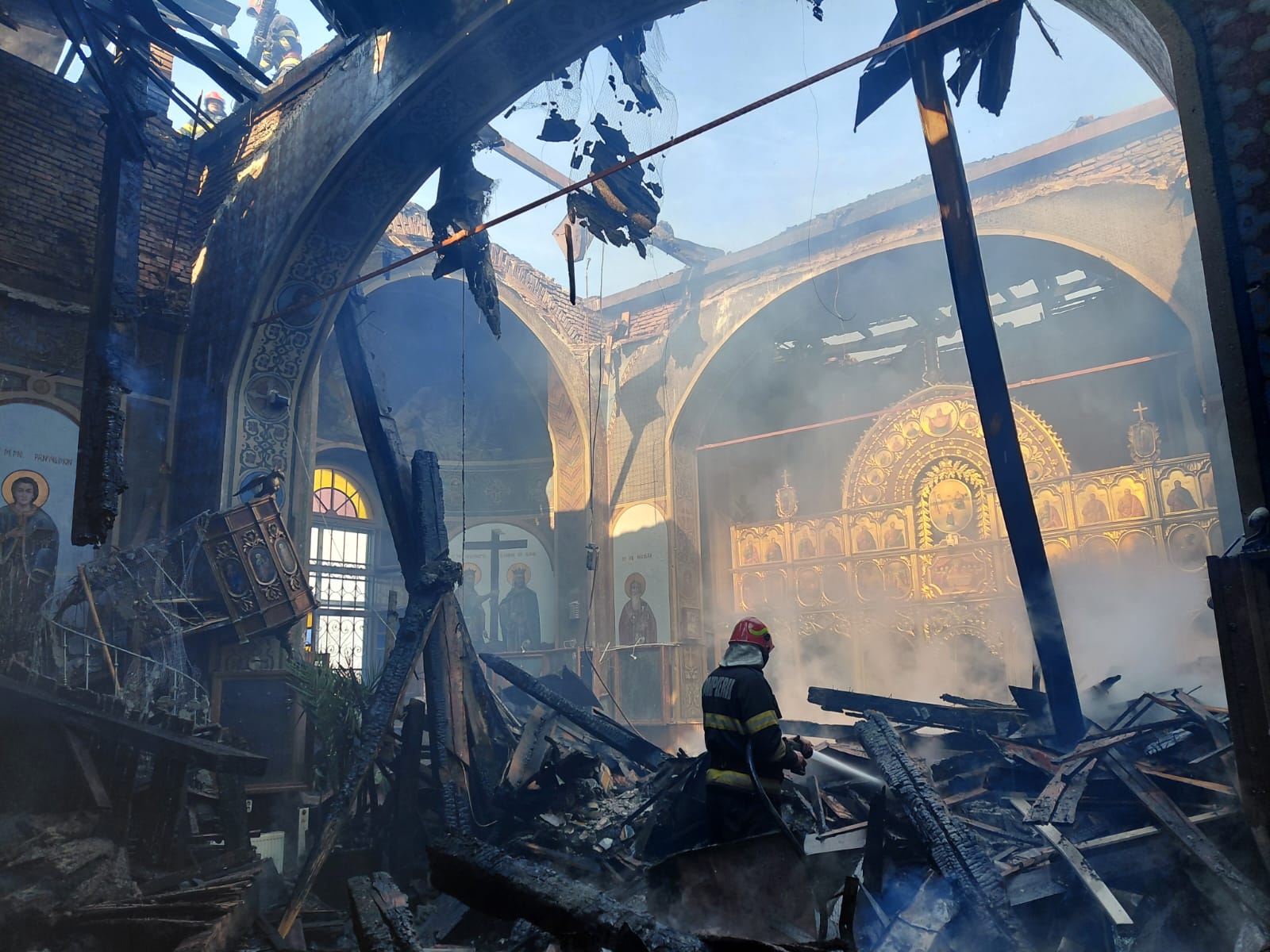 Incendiul care a mistuit parțial biserica monument istoric din Puchenii Moșneni, Prahova, a fost în sfârșit lichidat, însă pagubele sunt considerabile