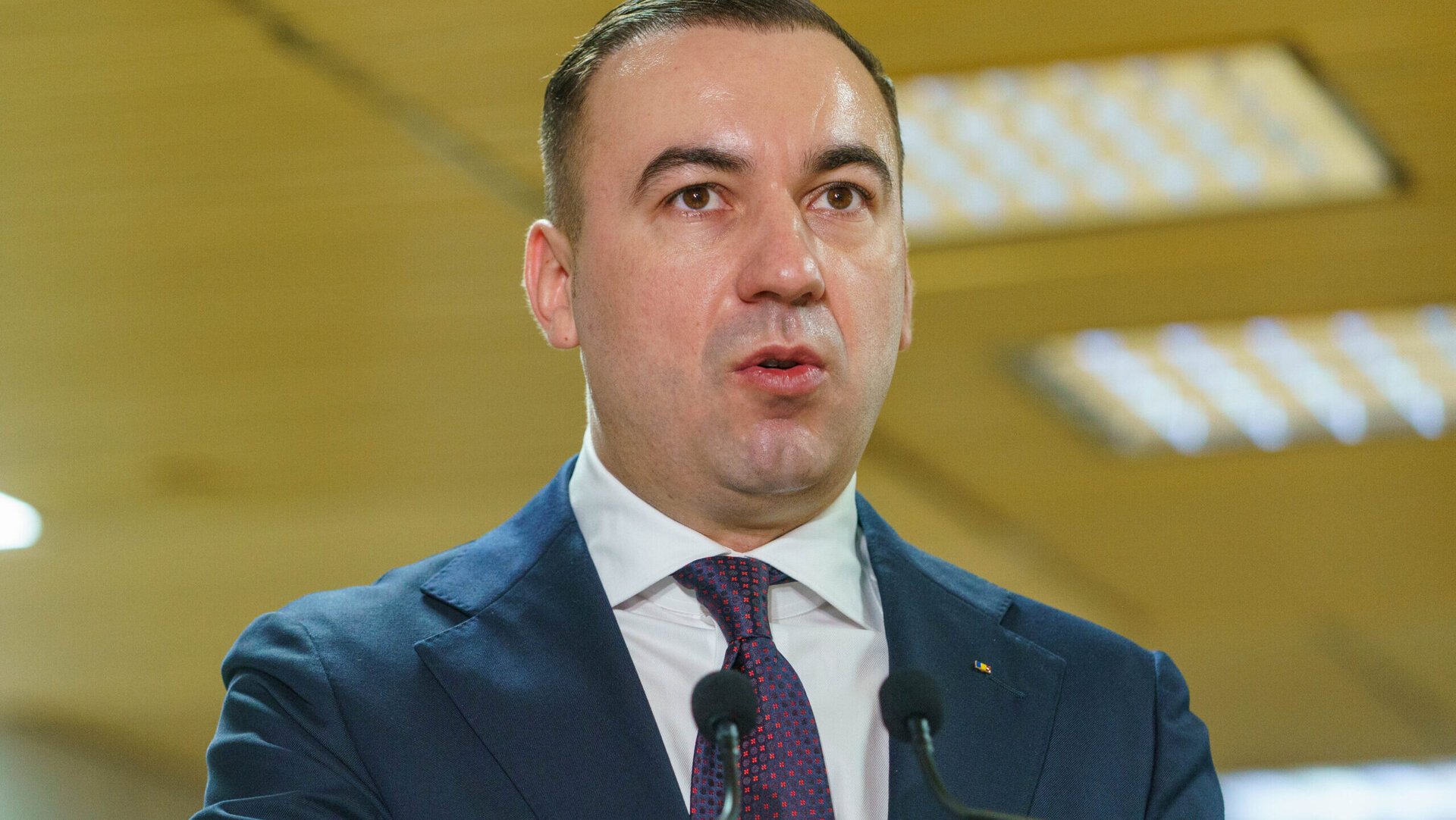 Statul român pregătește mai multe scenarii pentru gestionarea creșterii prețurilor la carburanți, într-un context internațional tensionat, cu impact direct asupra costurilor energiei pentru consumatori și industrie