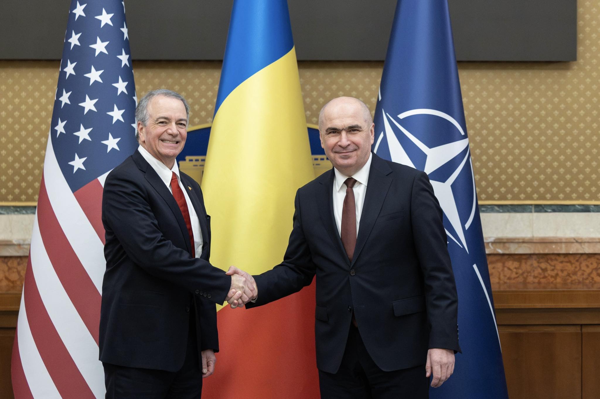 Premierul Bolojan discută cu ambasadorul SUA despre stimularea investițiilor în România