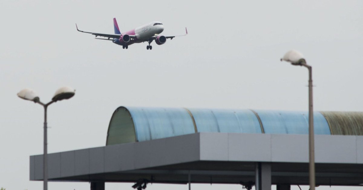 Zboruri spre Orientul Mijlociu anulate din cauza tensiunilor din regiune Compania Națională Aeroporturi București (CNAB) a anunțat joi anularea a 23 de zboruri spre și dinspre mai multe destinații din Orientul Mijlociu, printre care Tel Aviv, Damasc, Dubai și Doha