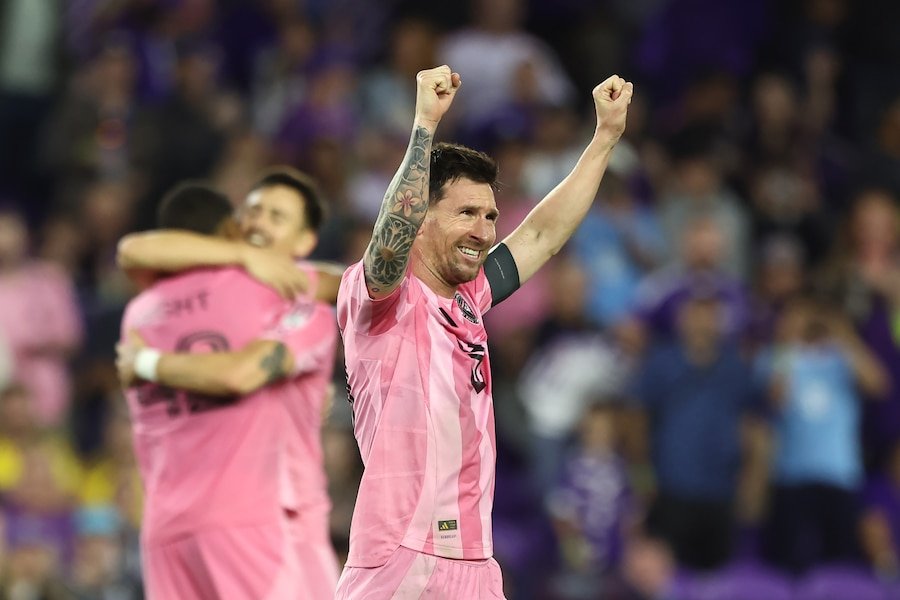 Fani revendicativi și măsuri sporite de securitate la meciul lui Messi din Baltimore Spectacolul lui Lionel Messi a atras, din nou, atenția fanilor adorați, iar incidentele de pe teren au readus în centrul discuțiilor modul în care autoritățile și organizatorii gestionează evenimentele cu prezența unui superstar mondial