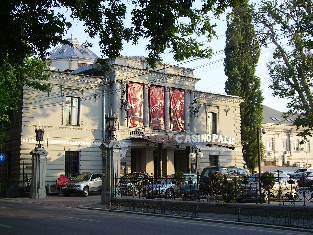 Controverse legate de gestionarea Casei Vernescu: posibile abuzuri și nelegalități În ultimii ani, modul în care au fost administrate patrimoniile culturale din România a devenit subiect de discuție aprins pe scena publică, mai ales în contextul controverselor legate de Case Vernescu