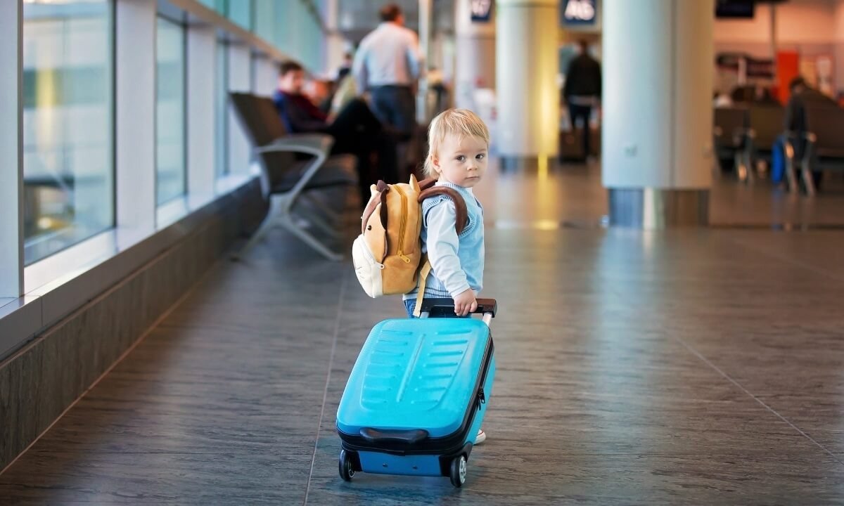 Călătoriile cu copiii în străinătate devin din ce în ce mai frecvente, fie că este vorba de vacanțe în Europa, fie de deplasări pentru studii sau alte motive personale