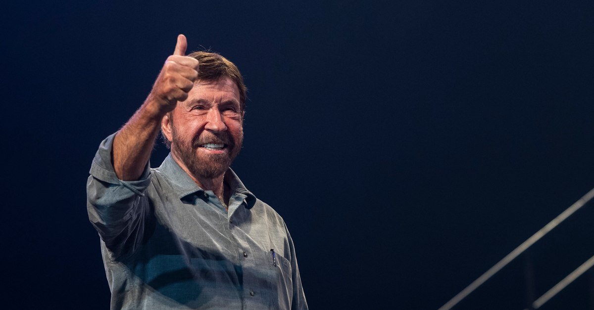 Astăzi, 10 martie 2026, lumea filmului și a artelor marțiale îl sărbătorește pe Chuck Norris, care a împlinit 86 de ani