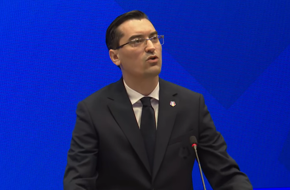 Cine este personajul misterios și ce reprezintă?