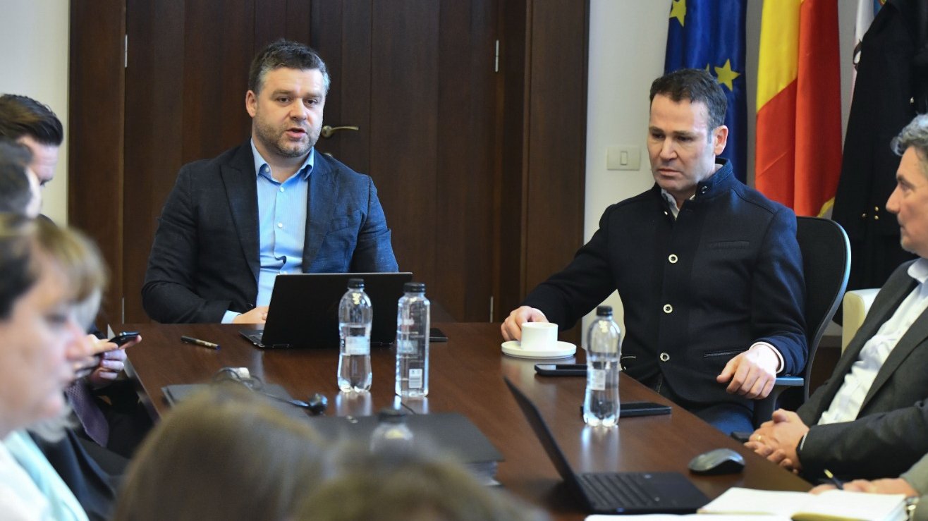 Primarii Bucureștiului își unesc forțele pentru transformări urbane semnificative Într-un pas important pentru dezvoltarea și modernizarea Capitalei, primarul general Ciprian Ciucu a anunțat recent o serie de proiecte comune cu primarul Sectorului 3, Robert Negoiță