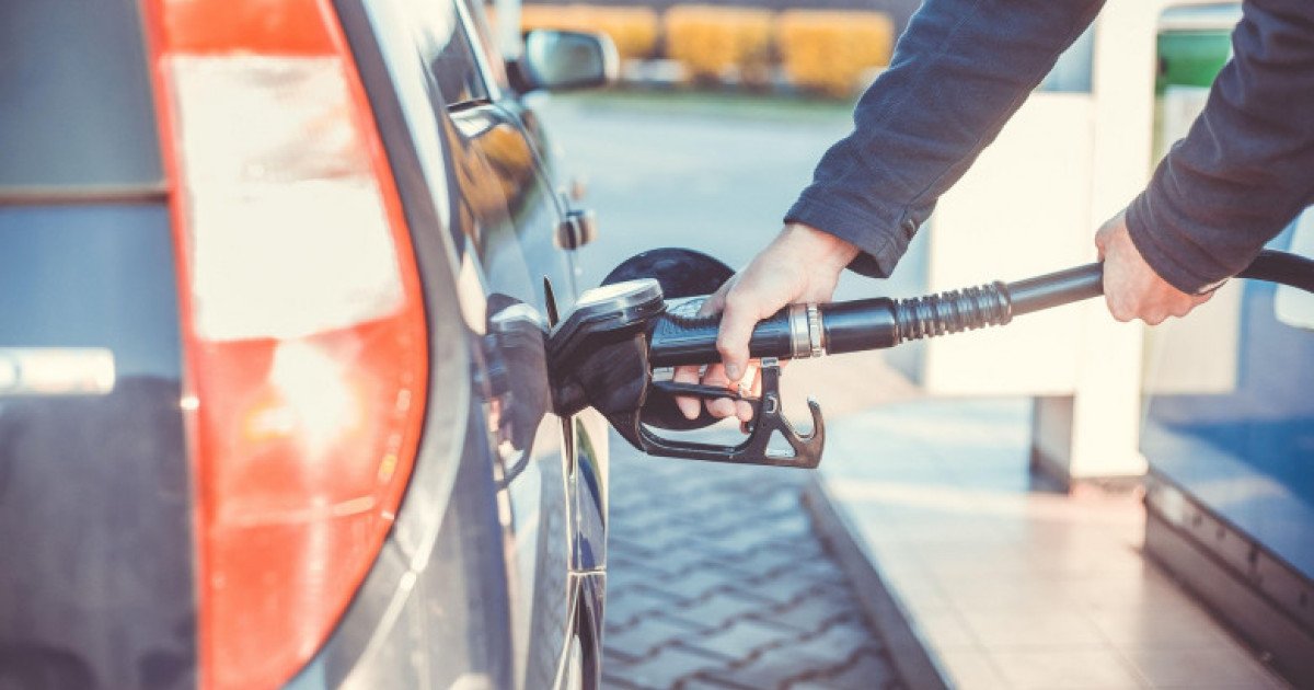 Coaliția înființează grup de lucru pentru reducerea accizei la carburanți și prelungește plafonarea adaosului la alimente