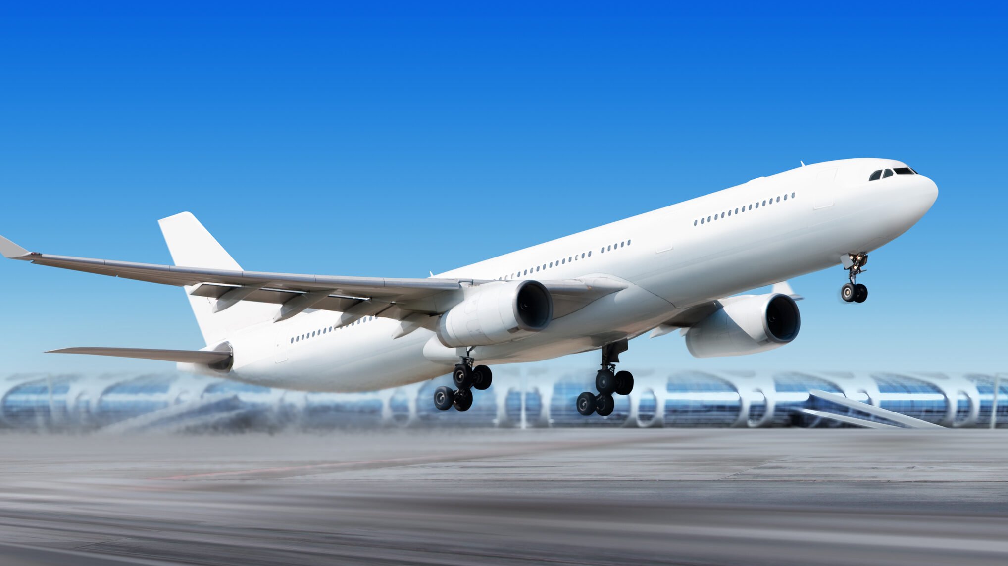 Prețurile biletelor de avion cresc semnificativ într-o perioadă în care costurile combustibilului ating noi maxime, generând îngrijorare atât pentru pasageri, cât și pentru companiile aeriene din întreaga lume