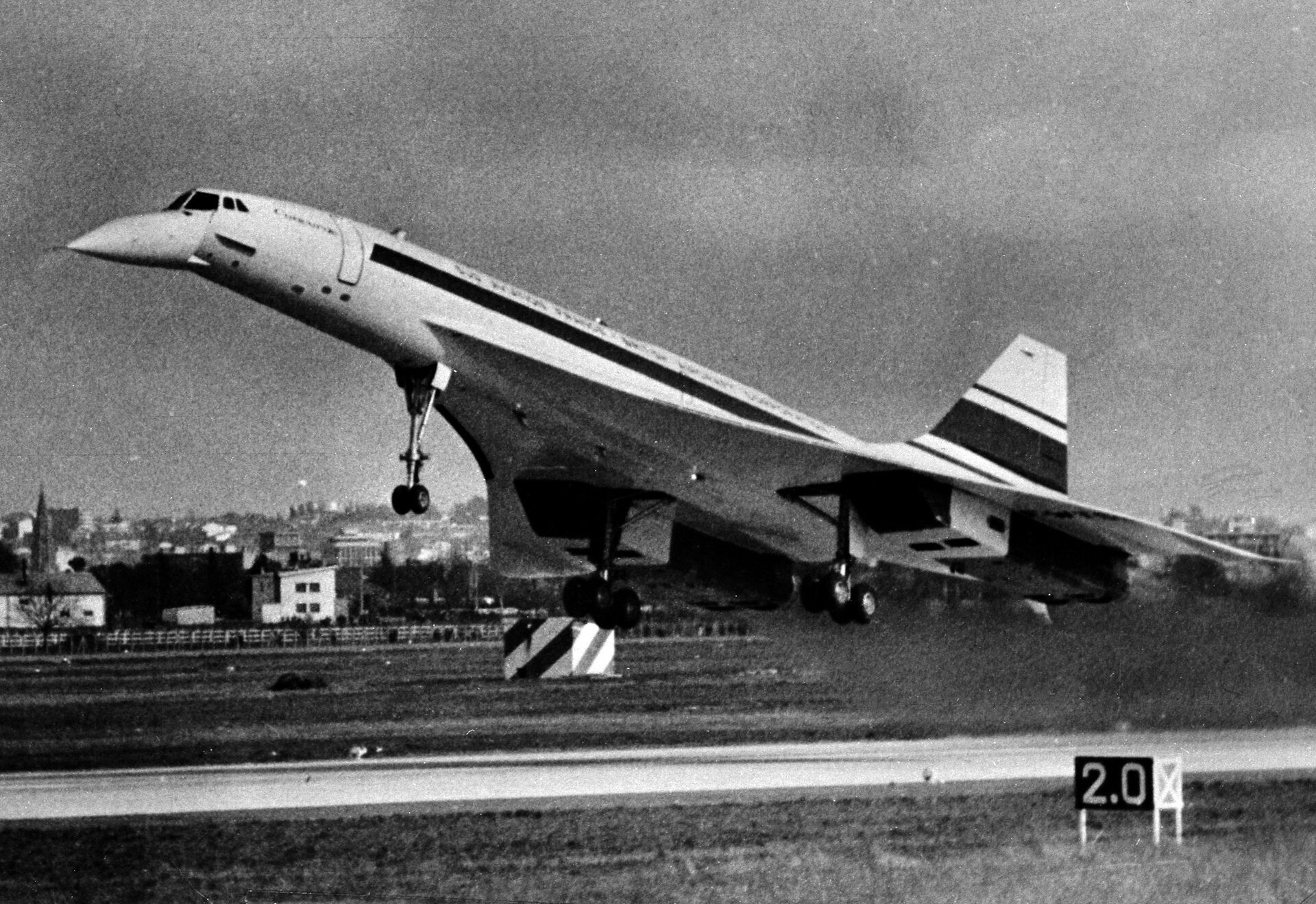 Concorde, primul avion supersonic pentru pasageri, a decolat de la Toulouse în 1966