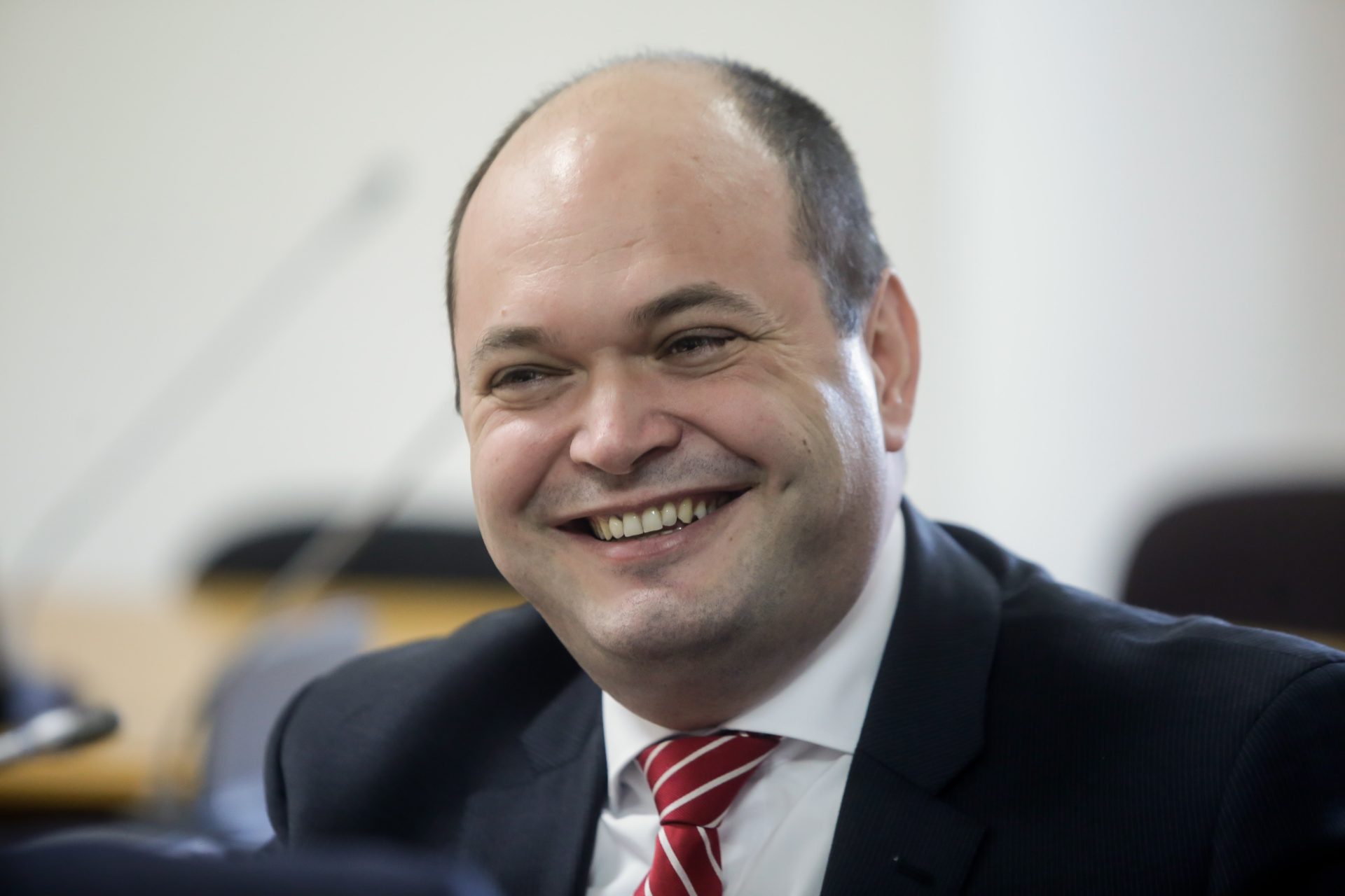 Guvernul exclude posibilitatea plafonării prețurilor la carburanți și afirmă că nu are suficiente resurse pentru reducerea semnificativă a tarifelor la pompă, în contextul creșterii accelerate a prețurilor la carburant