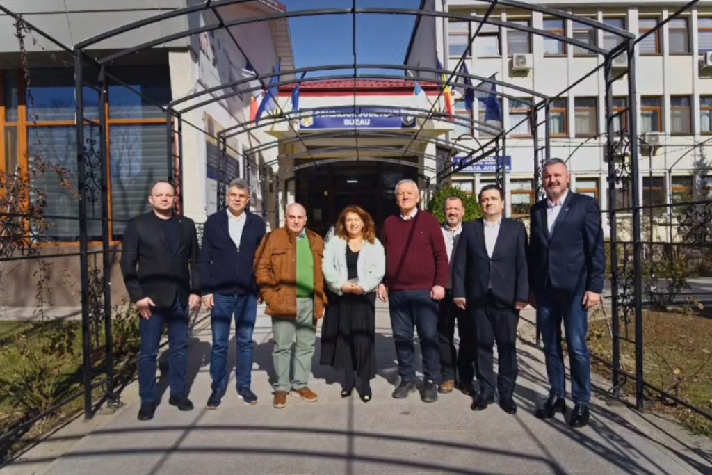 Managerul Spitalului din Bihor, vizită la Buzău pentru împărtășirea experienței în gestionarea unui consorțiu medical de succes Într-un demers menit să întărească colaborările regionale în domeniul sănătății, Gheorghe Carp, managerul Spitalului Clinic Județean de Urgență (SCJU) din Oradea, s-a aflat zilele acestea la Buzău, la invitația președintelui Consiliului Județean, Marcel Ciolacu