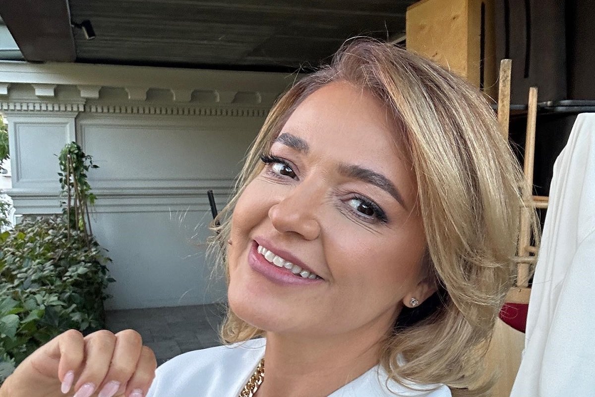 Cristina Bâtlan, cunoscută pentru cariera sa muzicală și pentru rolul de jurată în emisiunea „Imperiul Leilor”, își surprinde din nou admiratorii, de această dată prin amenajarea casei sale într-un stil distinctiv și rafinat