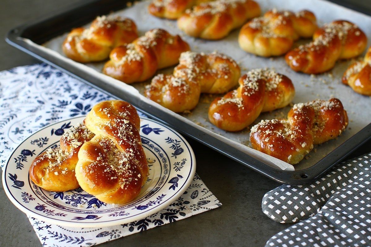 Mucenicii însiropați, deliciu tradițional al spațiului românesc, revin anual pe mesele românilor cu o povește culinară ce păstrează farmecul și tradiția