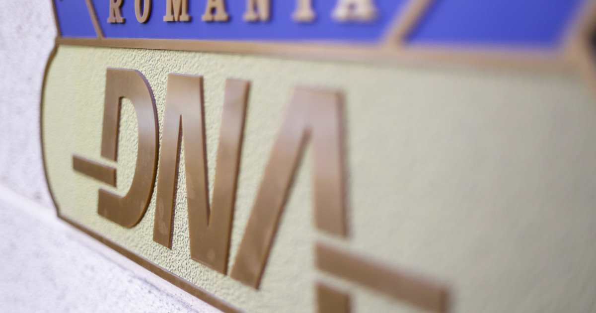 DNA a reținut, în urma unor percheziții efectuate la Portul Constanța, doi foști șefi ai vămilor, suspectați de luare de mită