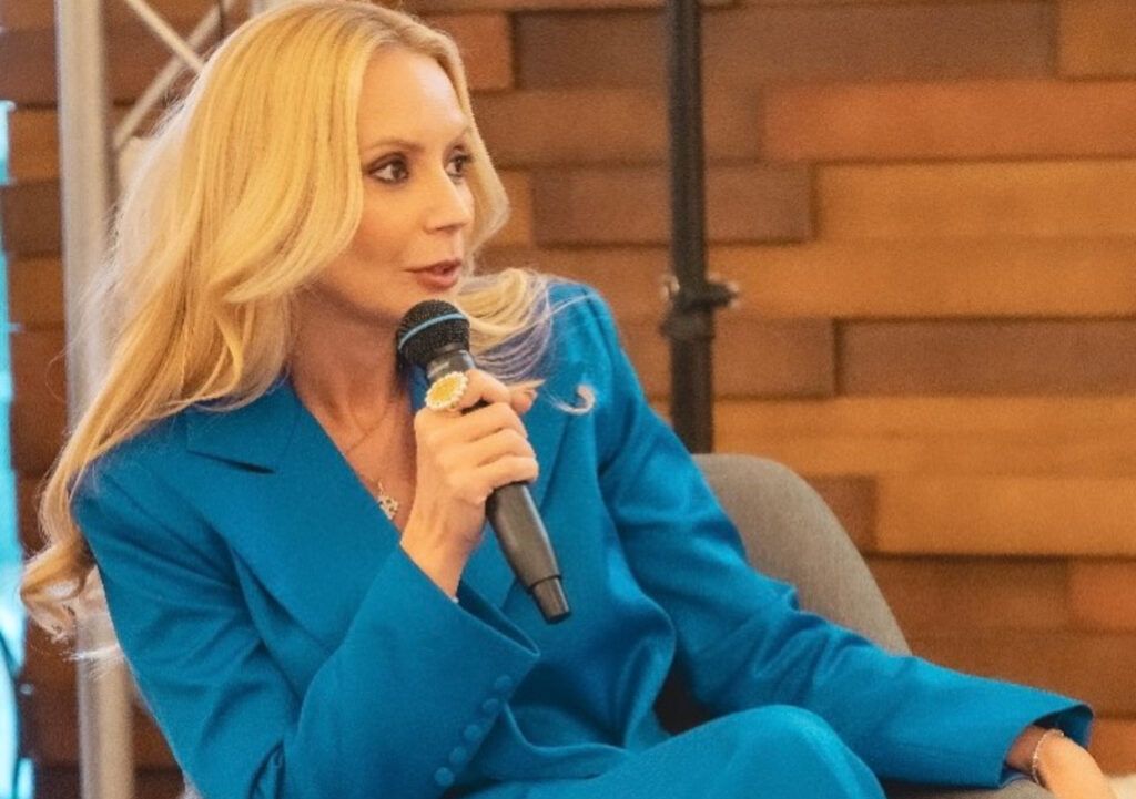 Daciana Sârbu amenință cu plângere penală împotriva ministerului de Externe după un incident controversat în Emiratele Arabe Unite Un nou scandal a izbucnit în mediul politic românesc, după ce Daciana Sârbu, fost europarlamentar și soție a fostului premier Victor Ponta, a declarat joi seară la Antena 3 CNN că intenționează să depună plângere penală împotriva ministresei Oana Țoiu, după ce fiica sa, dar și fiica liderului PSD Victor Ponta, au fost împiedicate să urce în avionul de repatriere destinat cetățenilor români blocați în Emiratele Arabe Unite