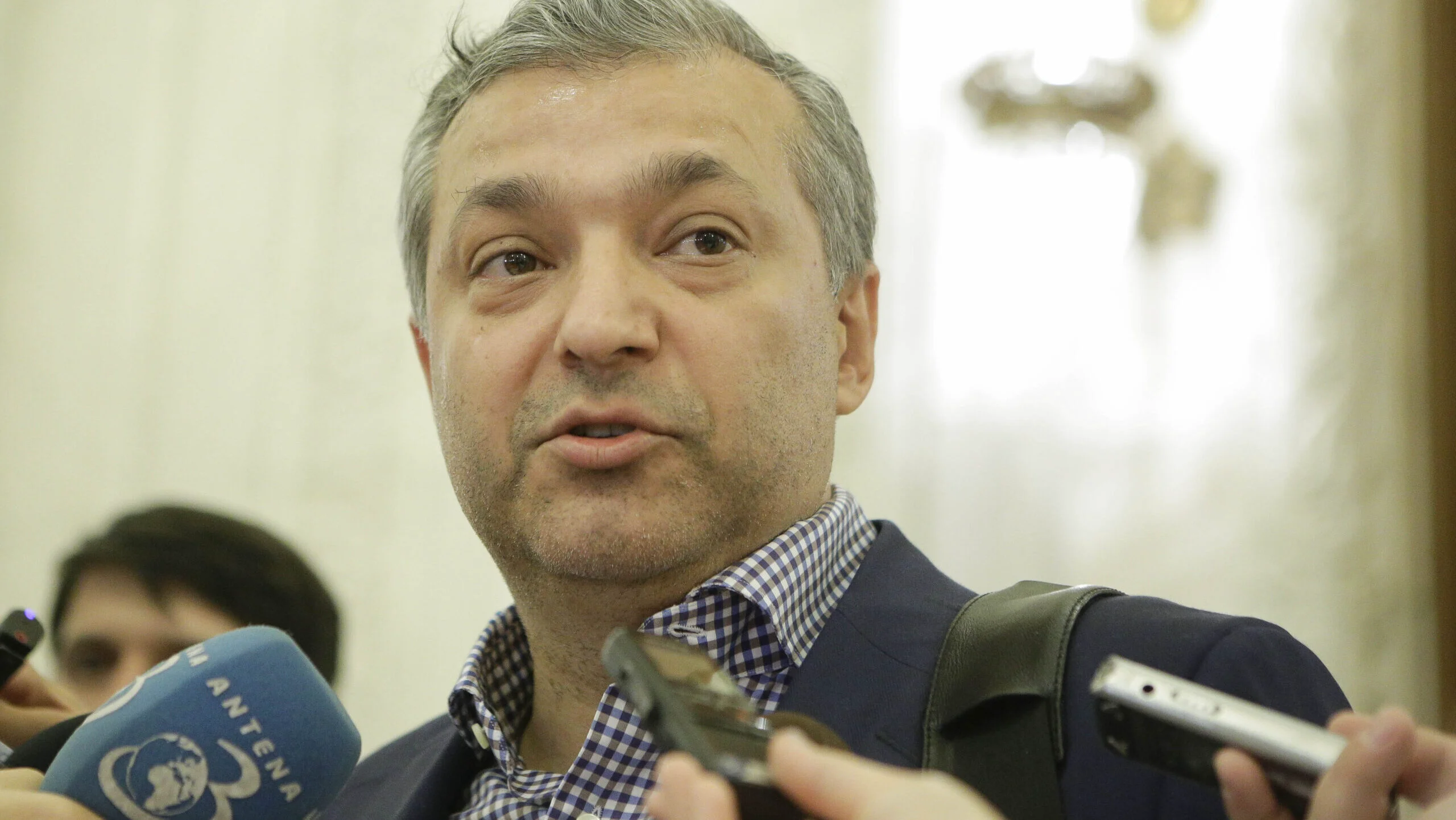 Critică acerbă la adresa reportajului despre mama prim-ministrului: un derapaj sau o dezbatere necesară? Un val de controverse a fost declanșat recent în rândul opiniei publice și al jurnaliștilor din România, odată cu apariția unui reportaj despre mama premierului Ilie Bolojan, considerat de unii o tentativă de a politiza și de a evita subiecte de interes național