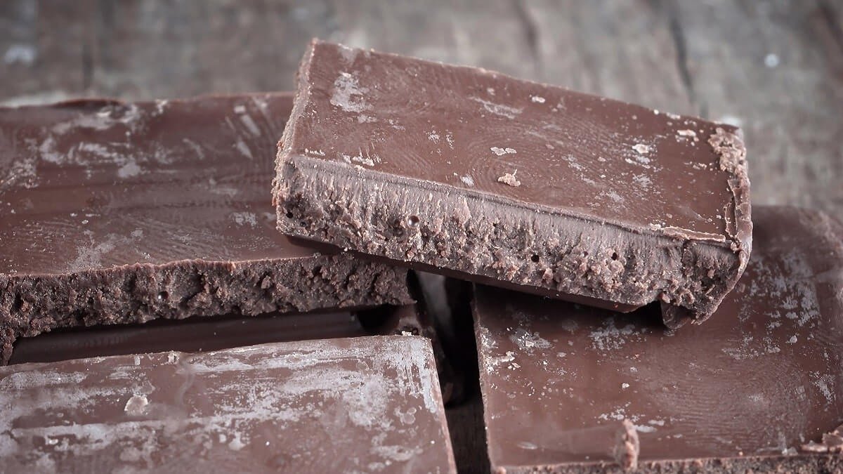 Stratul alb pe ciocolată: semn de alterare sau consumabil?