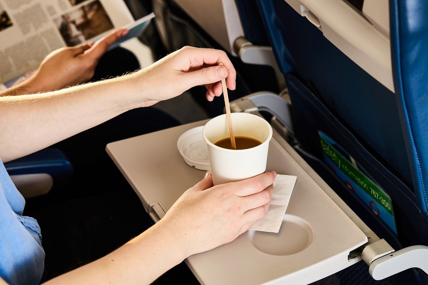 De ce nu e recomandat să comanzi cafea în avion: sfatul unui insotitor de zbor O simplă cafea de dimineață sau o porție de cartofi copți în timpul unui zbor pot părea acțiuni inofensive, însă noile descoperiri din domeniul nutriției arată că aceste obiceiuri pot avea efecte neașteptate asupra sănătății