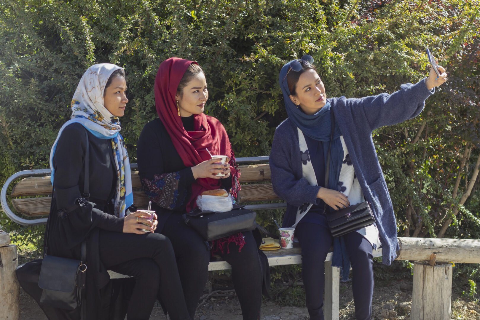 Irma în plină criză tehnologică: aplicațiile online devin refugiu pentru iranieni în contextul sancțiunilor internaționale Iranul, o țară cu o populație de peste 93 de milioane de locuitori, traversează o perioadă dificilă pe frontul tehnologic, fiind nevoit să se adapteze unui ecosistem digital complex, dominat atât de giganți globali, cât și de dezvoltarile locale menite să evite restricțiile internaționale