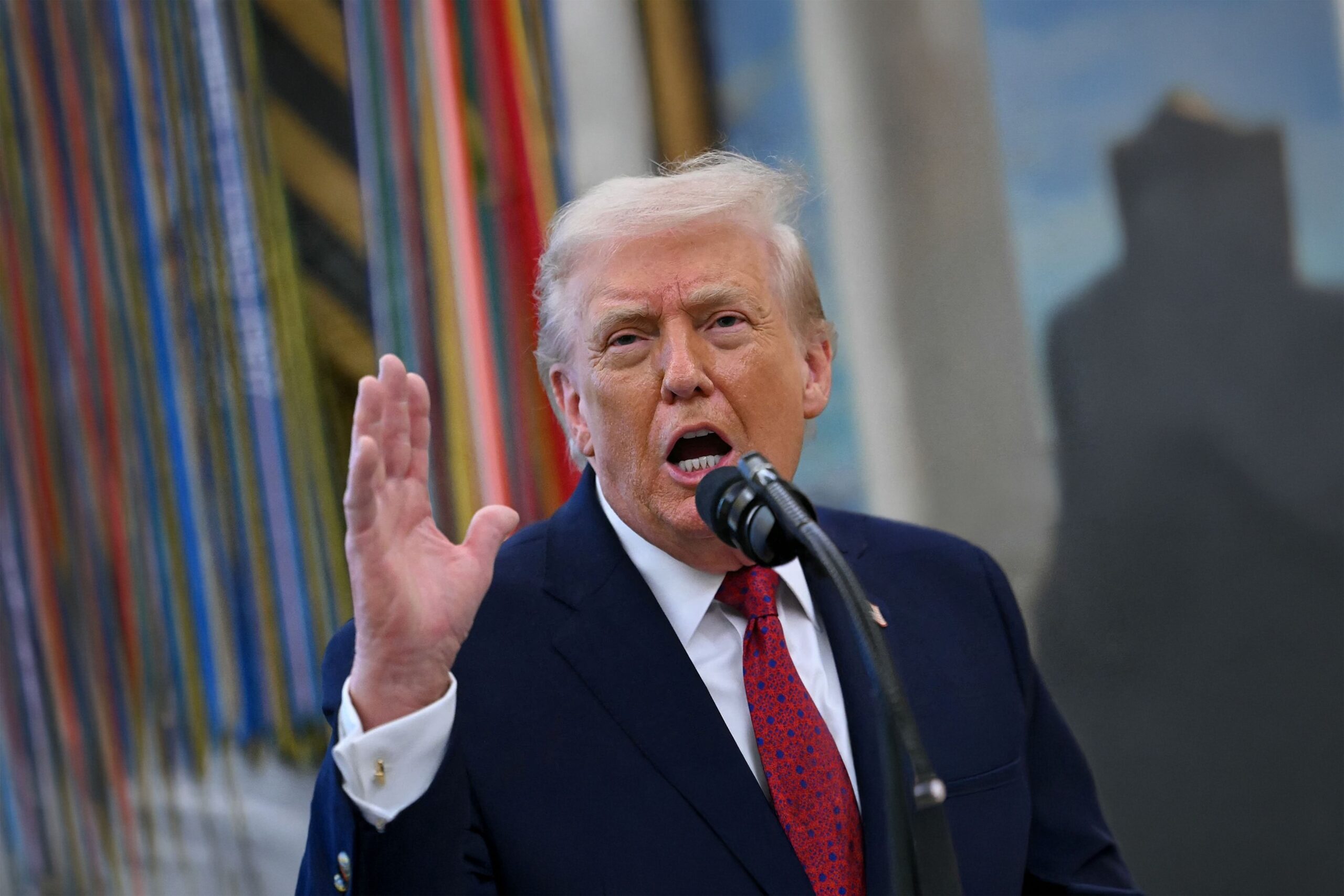 Un nou potențial conflict militar în Caraibe: Donald Trump nu exclude o „preluare amicală” a Cubei Tensiunile în regiunea Caraibelor riscă să escaladeze din nou, după declarațiile făcute de fostul președinte american Donald Trump, care a lansat recent un avertisment referitor la posibilitatea unui nou conflict în zonă