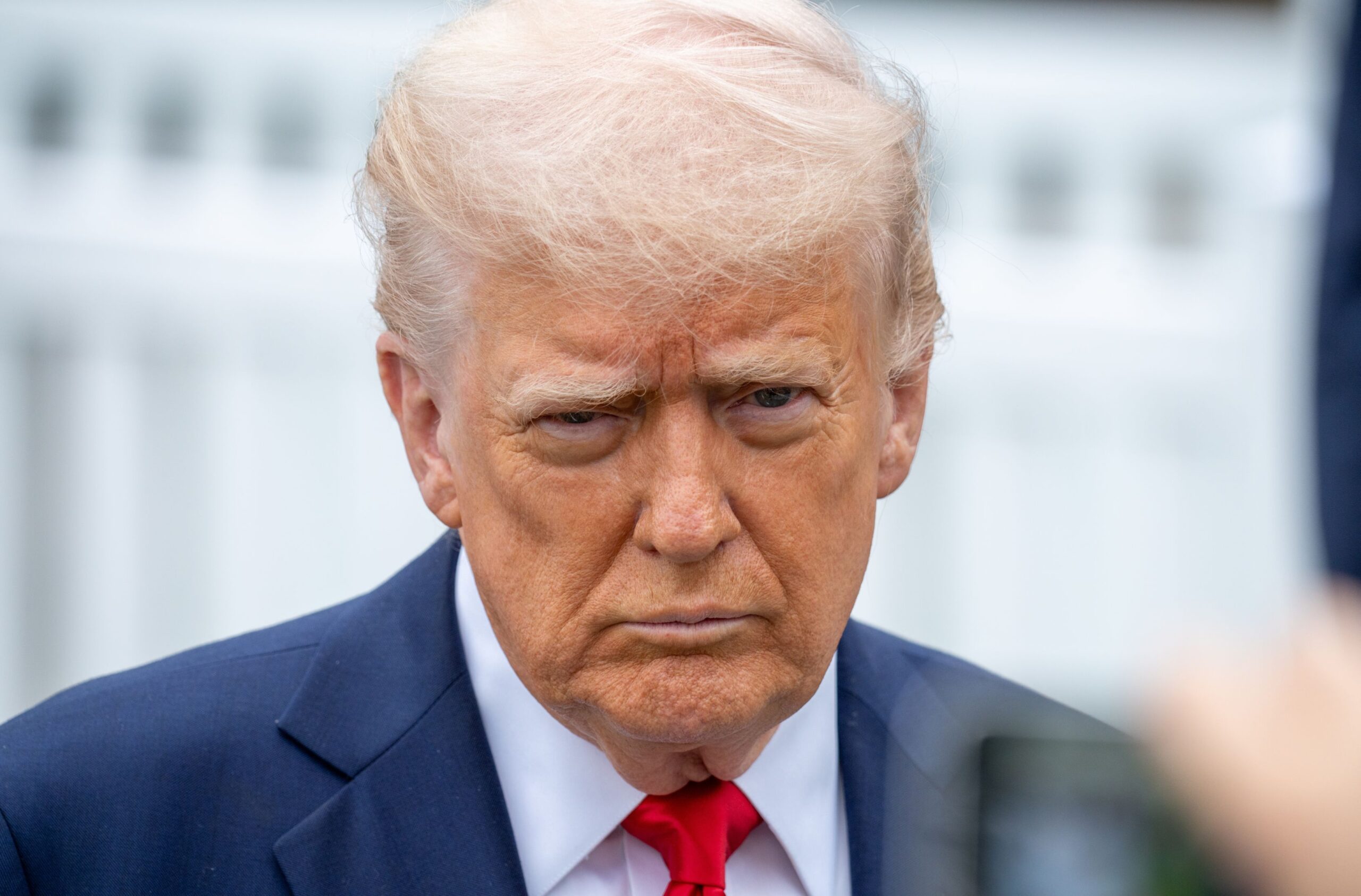Americanii se tem pentru securitatea națională în urma deciziilor militaire ale lui Donald Trump O umbră de incertitudine și îngrijorare planează asupra opiniei publice din Statele Unite după recentele decizii militare ale președintelui Donald Trump, care au ridicat întrebări privind nivelul de siguranță al țării