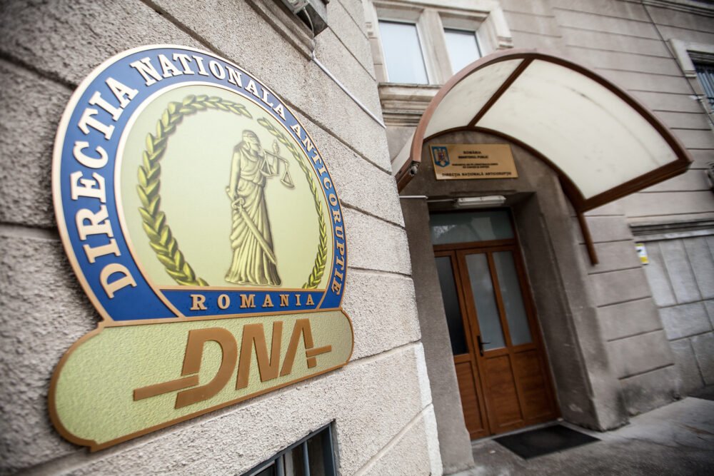 Doi șefi ai Direcției Generale Regionale a Finanțelor Publice București au fost puși sub control judiciar pentru 60 de zile, fiind acuzați de implicare în cazuri de luare de mită și trafic de influență, într-un dosar care zguduie sistemul fiscal și administrativ al Capitalei